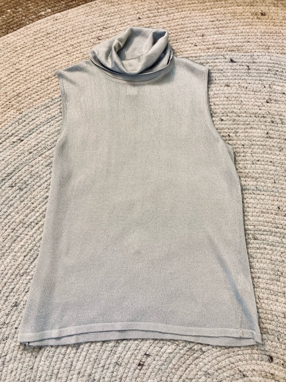 Minimalist Classy Silver Metallic Sleeveless Turtleneck - Picture 3 of 10
